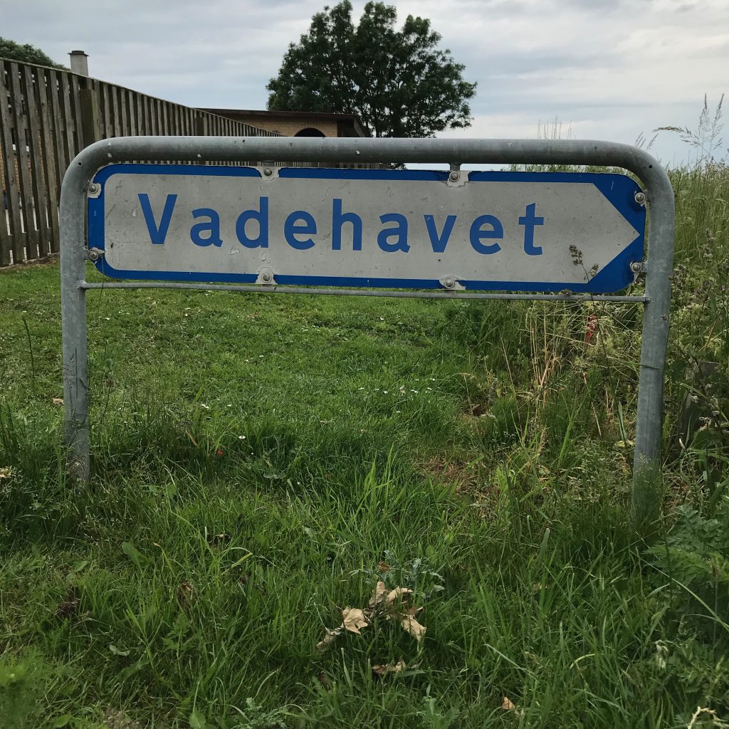 Een bordje met "Vadehavet", wat "De Waddenzee" betekent
