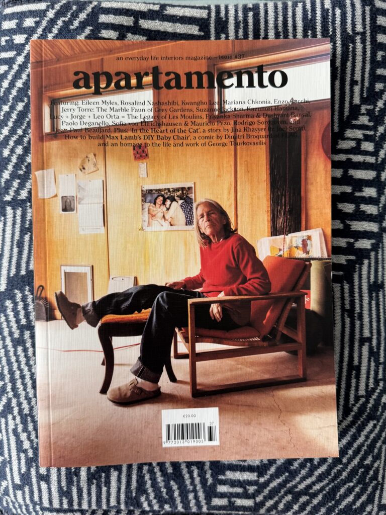 Een exemplaar van het apartamento magazine